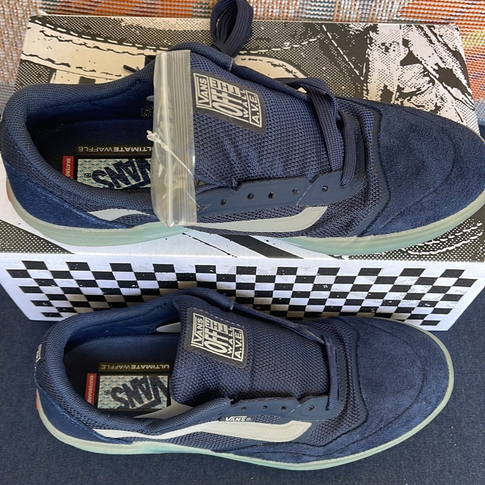 Vans WMNS Ave
Dress Blues/Drizzle
VNOA5JIBWKN
Sneakers - athletic shoes - Picture 4 of 16